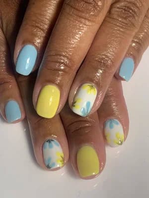 Pastel baby blue and yellow nails with white and blue daisy floral accents